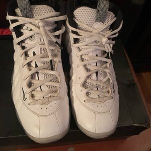 White foamposite youth size 7. In good condition.